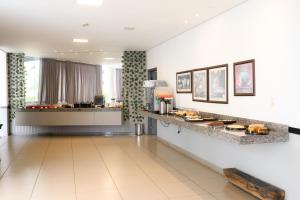 a lobby with a buffet of food on a counter at Colonial Flat Hotel in Itapetininga
