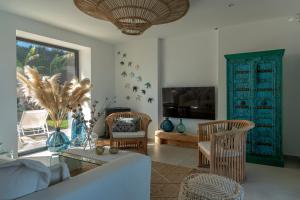 Μια τηλεόραση ή/και κέντρο ψυχαγωγίας στο Ibiza Style Villa with pool by Prime Spanish Holidays