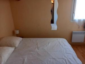 - une chambre avec un lit blanc et une fenêtre dans l'établissement HOLIDAYLAND 233 T3 MEZZANINE 7 couchages climatisé NARBONNE PLAGE, à Narbonne-Plage