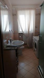 een badkamer met een wastafel en een wasmachine bij DIMORA ANTONIANNA in VALLE D'ITRIA in Locorotondo