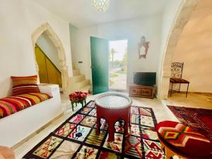 sala de estar con sofá y mesa en DIAR HAROUN, en Djerba