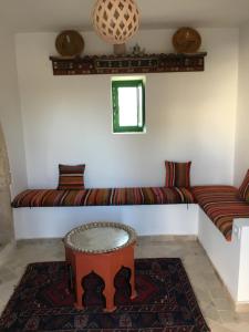 pokój z kanapą i stołem w pokoju w obiekcie DIAR HAROUN w mieście Djerba