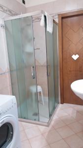 La salle de bains est pourvue d'une douche et d'un lave-linge. dans l'établissement DIMORA ANTONIANNA in VALLE D'ITRIA, à Locorotondo