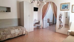 - une chambre avec un lit et un bureau dans l'établissement DIMORA ANTONIANNA in VALLE D'ITRIA, à Locorotondo