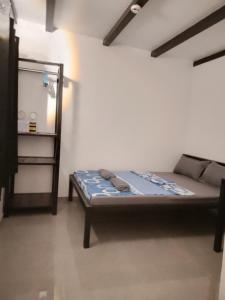 ein Schlafzimmer mit einem Bett in einem Zimmer in der Unterkunft Shawe pension house in San Remigio