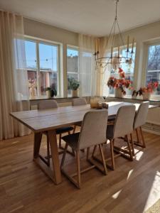 uma sala de jantar com uma mesa de madeira e cadeiras em Ferienhaus für 3 Personen und 2 Kinder in Trosa, Mittelschweden Söderanlands län em Trosa