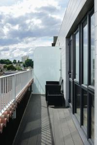 een balkon van een gebouw met een bank erop bij Crystal apartments in Croydon