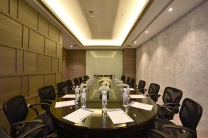 een vergaderzaal met een lange tafel en stoelen bij U-Her Hotel in Taichung