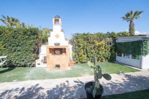 a backyard with a small tower with a fireplace at Villa Elpaix in Marsala