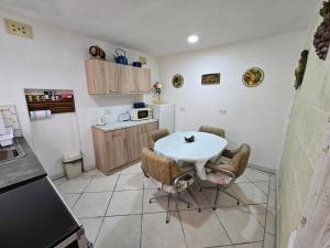 沙拉的住宿－Charming rustic getaway in Xaghra, Gozo.，厨房配有桌椅