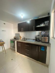 eine Küche mit einer Spüle und einer Arbeitsplatte in der Unterkunft Don carmelo in Valledupar