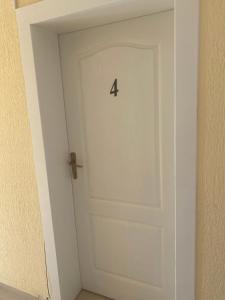Uma porta com o número quatro. em City Apartmani em Bar