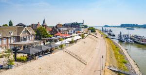 una ciudad con un río y una ciudad con edificios en B&B Schipperspad en Tolkamer