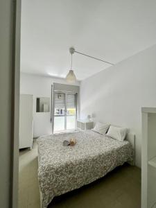 biała sypialnia z łóżkiem z kotem w obiekcie Smile4Porto Guest House w Porto