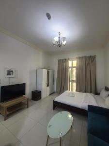 Una televisión o centro de entretenimiento en Comfortable Apartments and Studios for Rent in Dubai