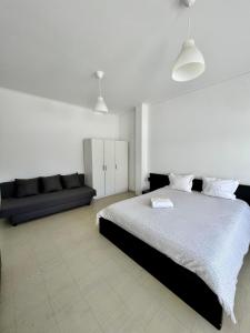um quarto com uma cama grande e um sofá em Smile4Porto Guest House em Porto