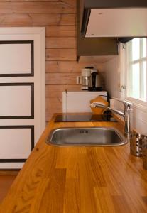 uma cozinha com um lavatório e uma bancada de madeira em FOSSEN CAMPING em Geiranger