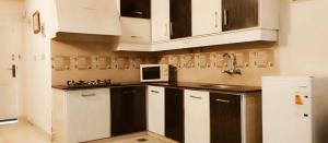 Η κουζίνα ή μικρή κουζίνα στο Gold Suite 402 Bhurban