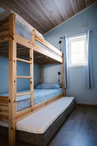 2 Etagenbetten in einem Zimmer mit Fenster in der Unterkunft FOSSEN CAMPING in Geiranger