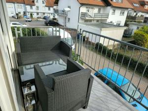 d'un balcon avec deux chaises et une table. dans l'établissement Ruhige Wohnung in guter Gegend, à Ludwigshafen