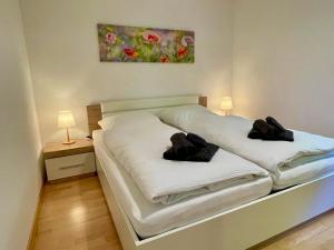 מיטה או מיטות בחדר ב-Ferienwohnung Am Berg