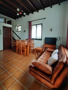 uma sala de estar com um sofá e uma mesa em La Casa Solariega em Santillana del Mar