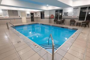 een groot zwembad in een ziekenhuis bij Holiday Inn Express & Suites Huntsville, an IHG Hotel in Huntsville