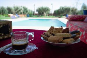 un plato de galletas y una copa de café y una bebida en Villa Marrackech Sbai en Oubadine