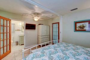 - une chambre avec un lit et un réfrigérateur dans l'établissement Seaside Retreat Cottages #1, à Clearwater Beach 21 autres photos