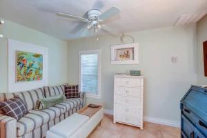 un salon avec un canapé et un ventilateur de plafond dans l'établissement Seaside Retreat Cottages #1, à Clearwater Beach