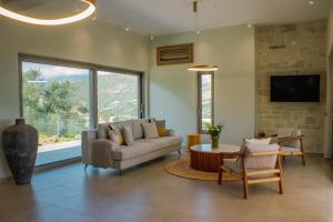 una sala de estar con un sofá y una mesa en Villa Ninemia, en Agia Galini