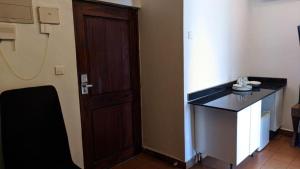 una habitación con un mostrador negro y una puerta en Uhuru Heights Studio Apartment en Dar es Salaam