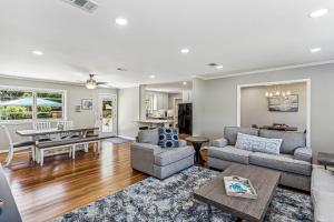 sala de estar con sofá y mesa en 2967 Swan Lane en Pensacola