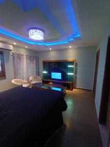 ein Schlafzimmer mit einem Bett und einem TV in einem Zimmer in der Unterkunft Residence Alto Padrão in Itaboraí