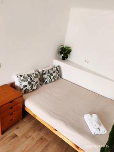 kanapa w pokoju z rośliną na ścianie w obiekcie Seixal Bay Village w mieście Seixal