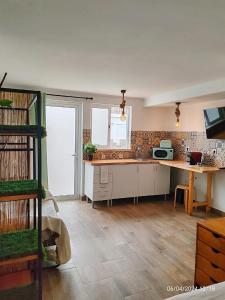a kitchen with a table and a counter top at Seixal Bay Village - Estúdio Vista Piscina in Seixal