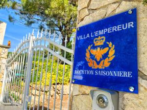 una señal azul en una pared de piedra junto a una puerta en Villa Empereur, Piscine, Sanary Bandol, en Sanary-sur-Mer