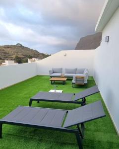 Edif La Luz Apartment No 4 with big private terrace في لوس سيلوس: غرفة معيشة مع أريكة وطاولة