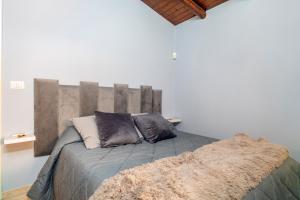 - une chambre avec un lit et 2 oreillers dans l'établissement Le 100 Sculture Apartment, à Belpasso