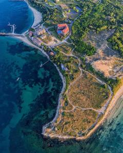 een eiland in de oceaan naast het water bij Морските Апартаменти на НИКО in Nesebar