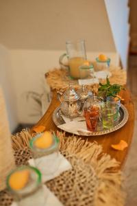 una mesa con comida y bebidas encima en Riad Mama, en Marrakech