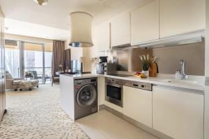 eine Küche mit einer Waschmaschine in der Mitte in der Unterkunft Frank Porter - Kempinski Central Avenue in Dubai