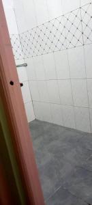 pusty pokój z białymi ścianami i podłogą wyłożoną kafelkami w obiekcie Monalissa One bedroom apartment w mieście Kisumu