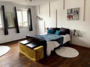 Un dormitorio con una cama y una mesa. en Appartements « La Parenthèse », en Wissembourg