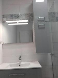 Et badeværelse på Maison de vacances 4/5 personnes à Léon, Landes + 13 billeder