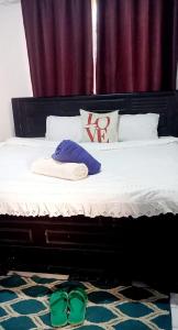 Un pat sau paturi într-o cameră la Monalissa One bedroom apartment