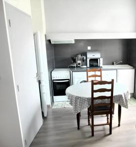 una piccola cucina con un tavolo e due sedie di Maison champêtre à Tournissan avec grand jardin a Tournissan Altre 5 foto
