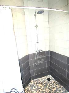 bagno con doccia e pavimento piastrellato di Maison champêtre à Tournissan avec grand jardin a Tournissan