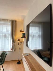 sala de estar con un espejo grande en la pared en Parkside City Apartment - Leipzig Zentrum - Netflix, en Leipzig