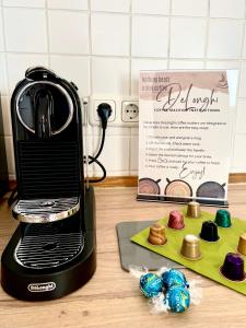 a black toaster sitting on a counter next to cupcakes at Parkside City Apartment - Leipzig Zentrum - Netflix in Leipzig
